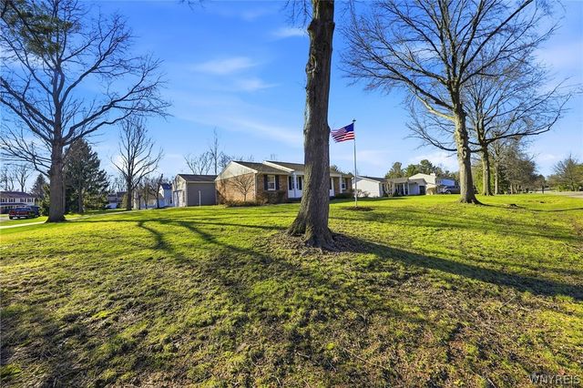 16 Rolling Hills Drive, Orchard Park, NY 14127