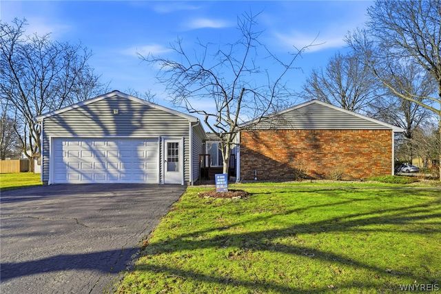 16 Rolling Hills Drive, Orchard Park, NY 14127