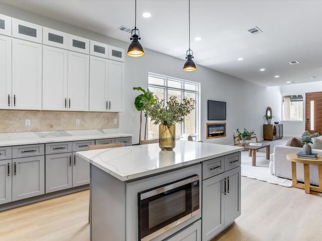 816 Premier Parkway, Grand Prairie, TX 75051