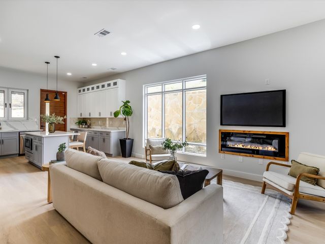 816 Premier Parkway, Grand Prairie, TX 75051
