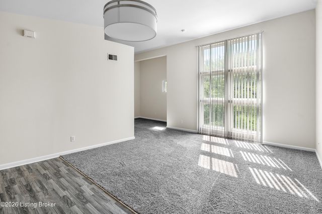 2745 Grinstead Dr APT 211, Louisville, KY 40206