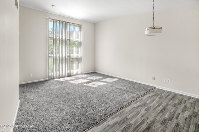 2745 Grinstead Dr APT 211, Louisville, KY 40206