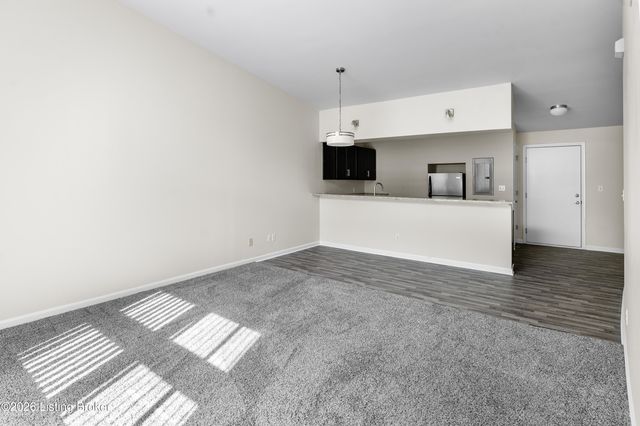 2745 Grinstead Dr APT 211, Louisville, KY 40206