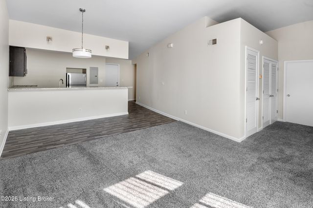 2745 Grinstead Dr APT 211, Louisville, KY 40206