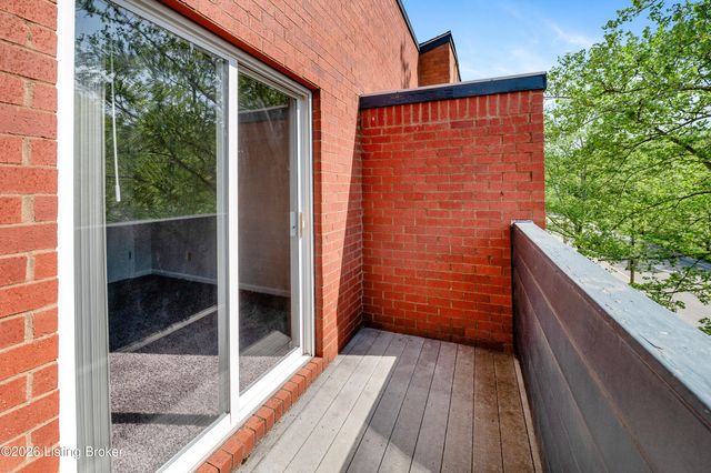 2745 Grinstead Dr APT 211, Louisville, KY 40206