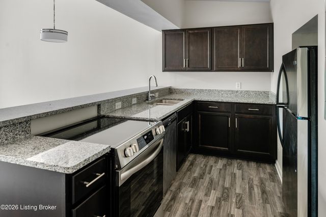 2745 Grinstead Dr APT 211, Louisville, KY 40206