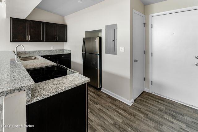 2745 Grinstead Dr APT 211, Louisville, KY 40206