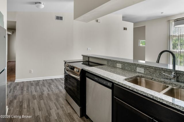 2745 Grinstead Dr APT 211, Louisville, KY 40206