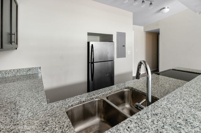 2745 Grinstead Dr APT 211, Louisville, KY 40206