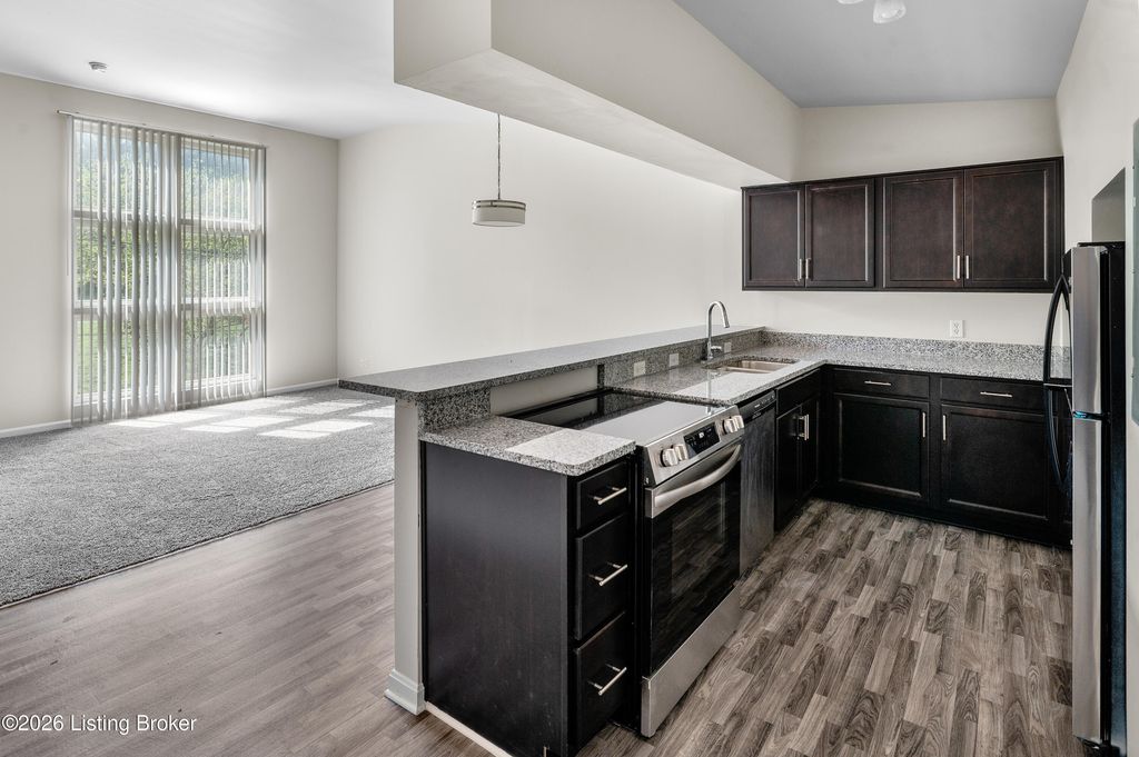 2745 Grinstead Dr APT 211, Louisville, KY 40206