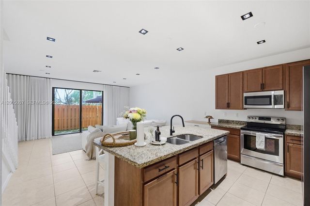 6320 S Station Square, Davie, FL 33314