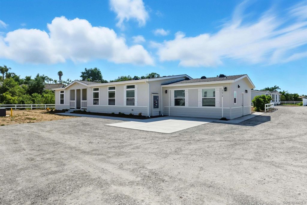 2080-82 Curtis, Vista, CA 92084