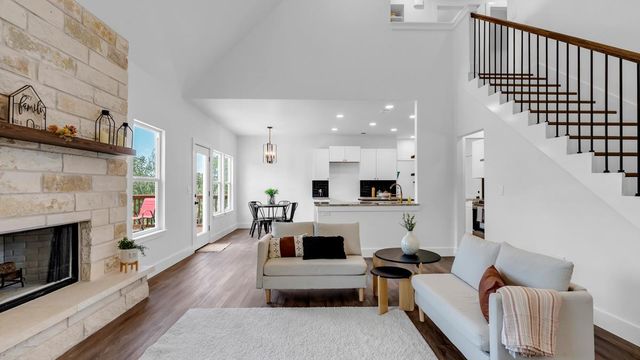 105 Chesterfield DR, Kingsland, TX 78639