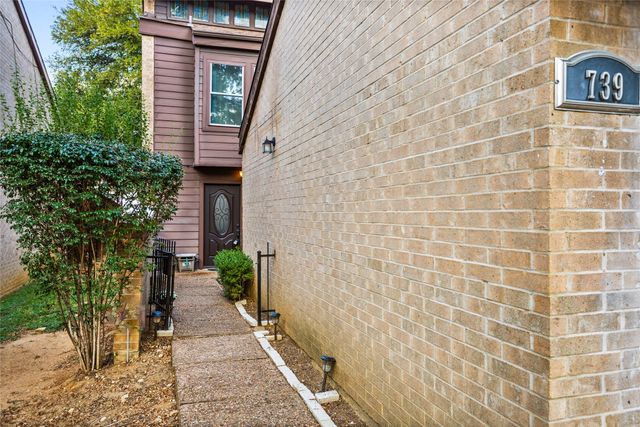 739 Oakwood Trail, Fort Worth, TX 76112