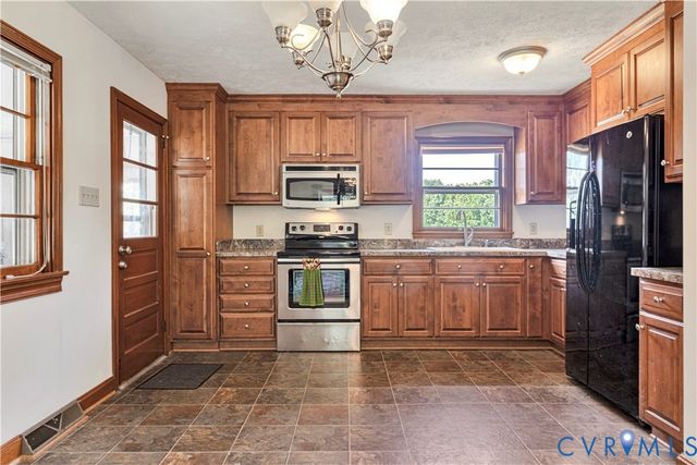 712 Fredericks Hall Rd, Bumpass, VA 23024