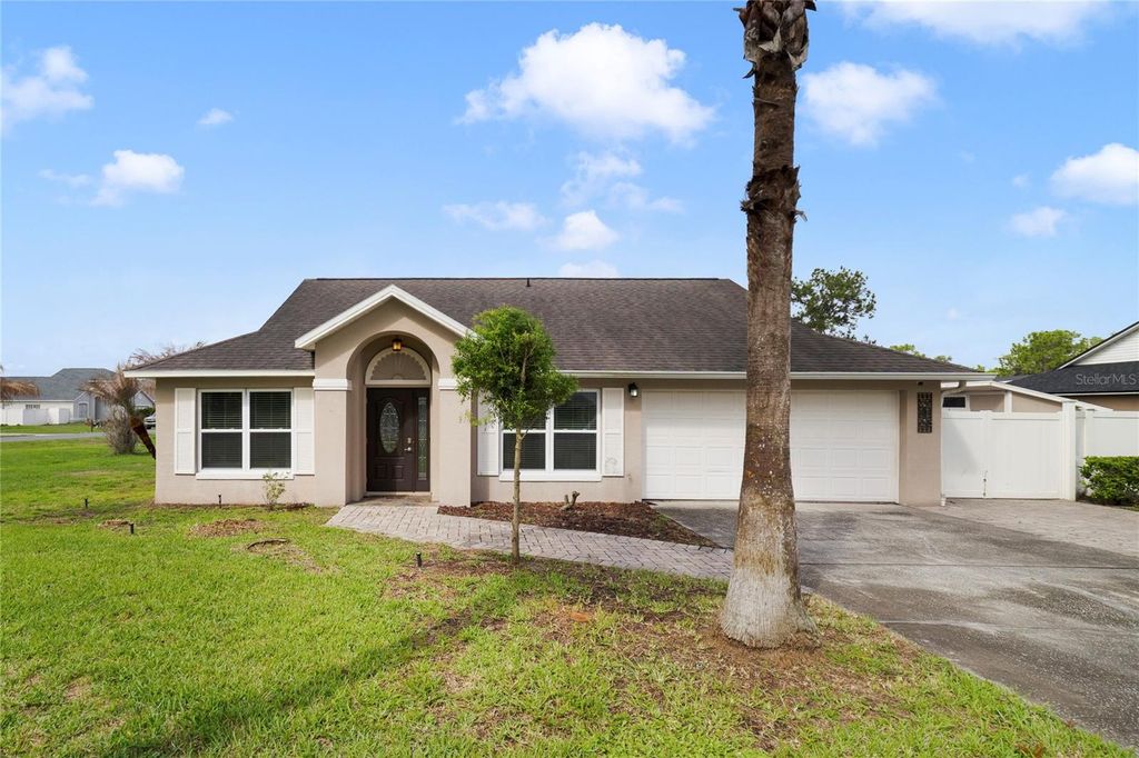 Image 2 of property listing at 213 SUNSET CT, Davenport, FL 33837