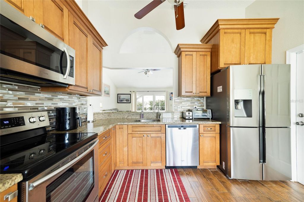 Image 3 of property listing at 213 SUNSET CT, Davenport, FL 33837