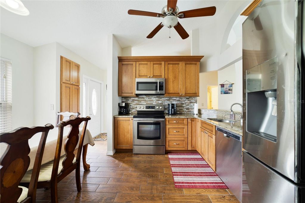 Image 4 of property listing at 213 SUNSET CT, Davenport, FL 33837