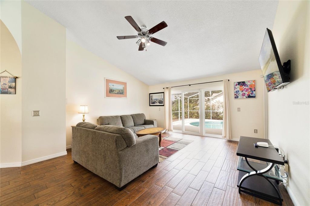 Image 6 of property listing at 213 SUNSET CT, Davenport, FL 33837