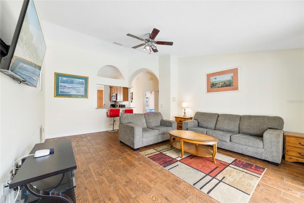 Image 8 of property listing at 213 SUNSET CT, Davenport, FL 33837