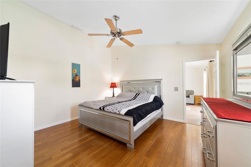 Image 10 of property listing at 213 SUNSET CT, Davenport, FL 33837