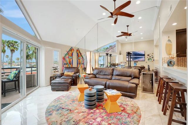 1200 Pacific Coast 426, Huntington Beach, CA 92648