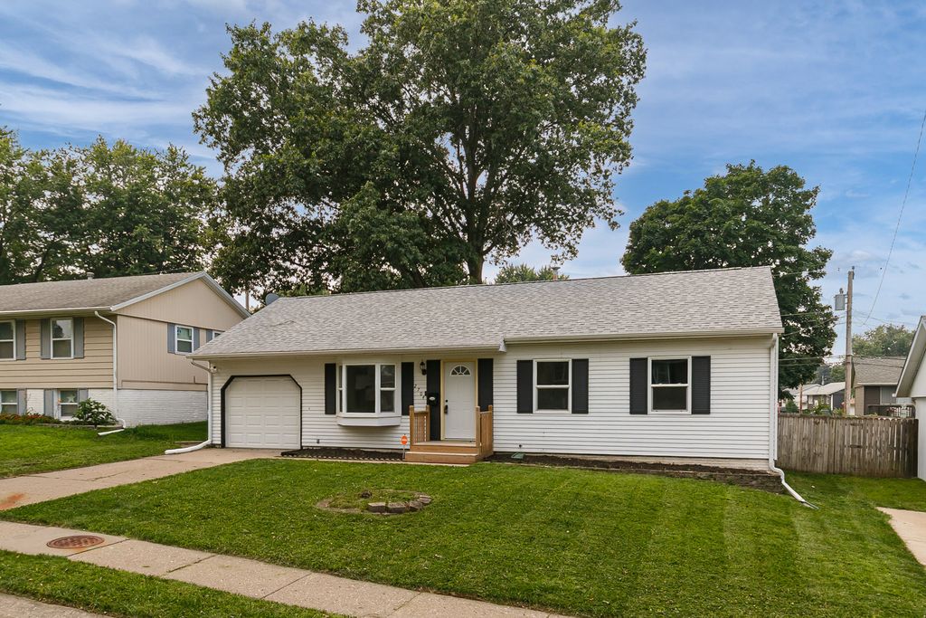 2704 Wood Dale Avenue, Davenport, IA 52804