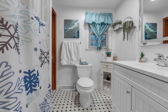 17 Middlesex Ave, Worcester, MA 01604