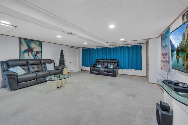 17 Middlesex Ave, Worcester, MA 01604