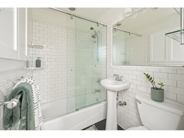 3715 Se LEXINGTON St, Portland, OR 97202