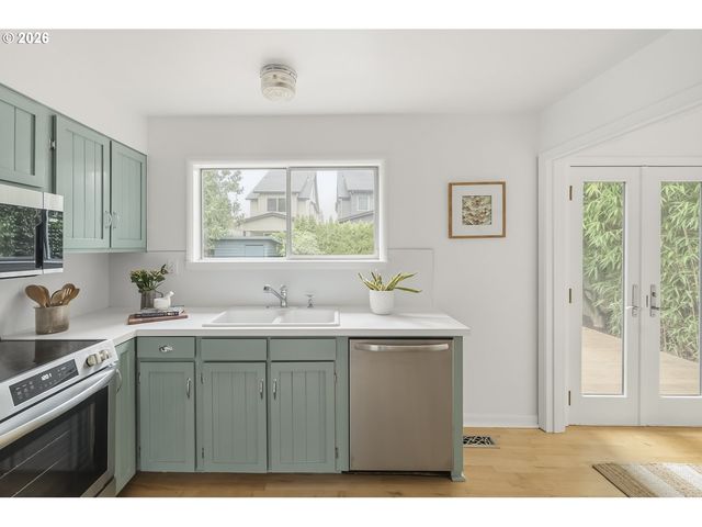 3715 Se LEXINGTON St, Portland, OR 97202