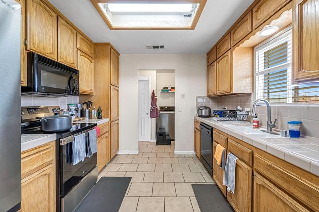 94 N Locan Avenue, Fresno, CA 93737