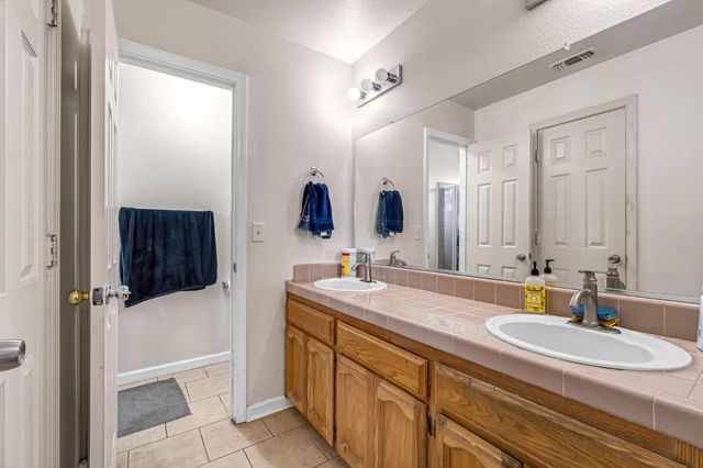 94 N Locan Avenue, Fresno, CA 93737