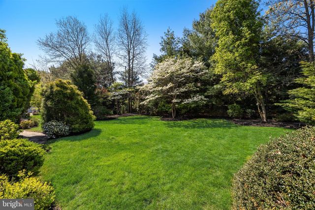 4 EDGEWATER DR, Hainesport, NJ 08036