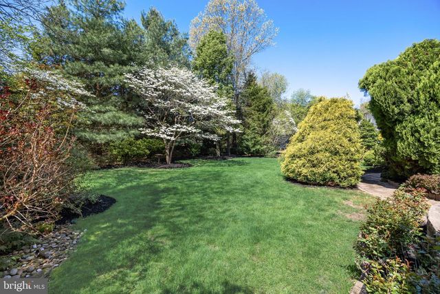 4 EDGEWATER DR, Hainesport, NJ 08036