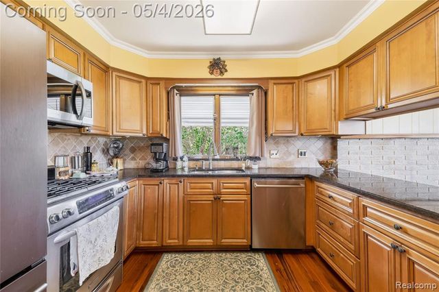 22050 Provincial Street, Trenton, MI 48183