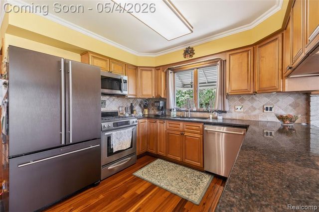 22050 Provincial Street, Trenton, MI 48183