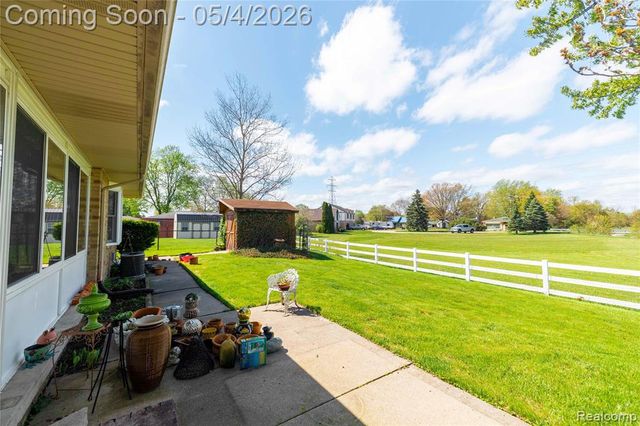 22050 Provincial Street, Trenton, MI 48183
