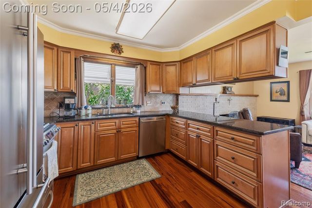 22050 Provincial Street, Trenton, MI 48183