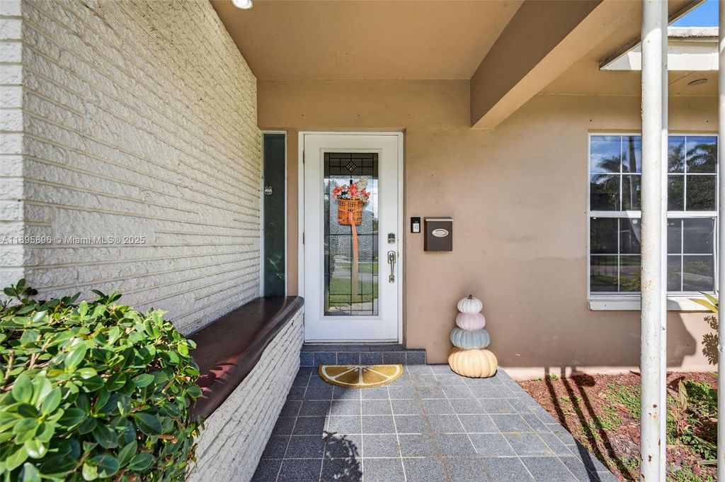 801 Holly Ln, Plantation, FL 33317
