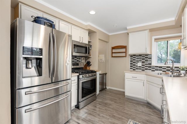 11298 Garden Street E, Livonia, MI 48150