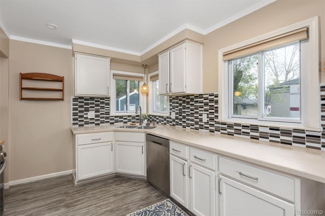 11298 Garden Street E, Livonia, MI 48150