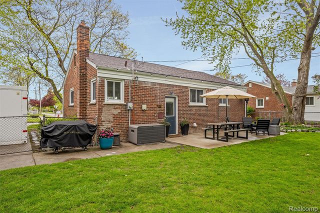 11298 Garden Street E, Livonia, MI 48150