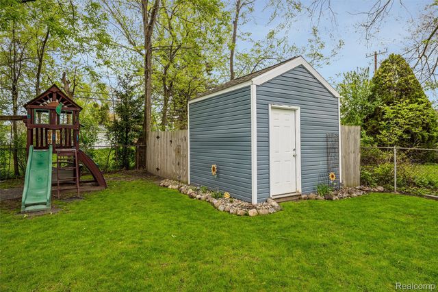 11298 Garden Street E, Livonia, MI 48150