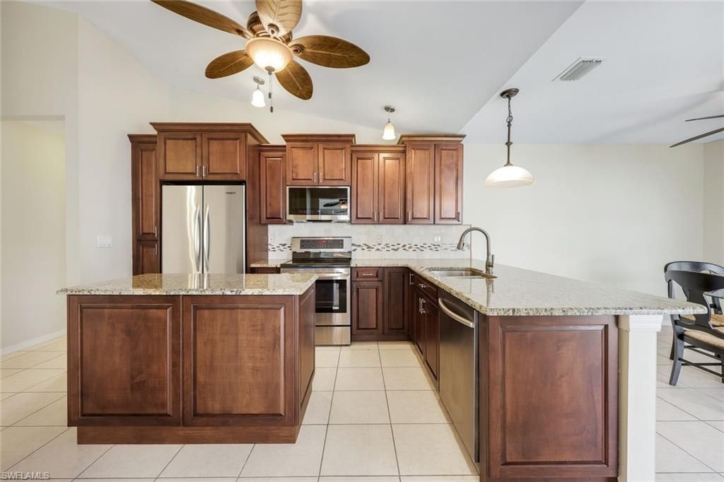 Image 10 of property listing at 2513 Everest PKWY, Cape Coral, FL 33904