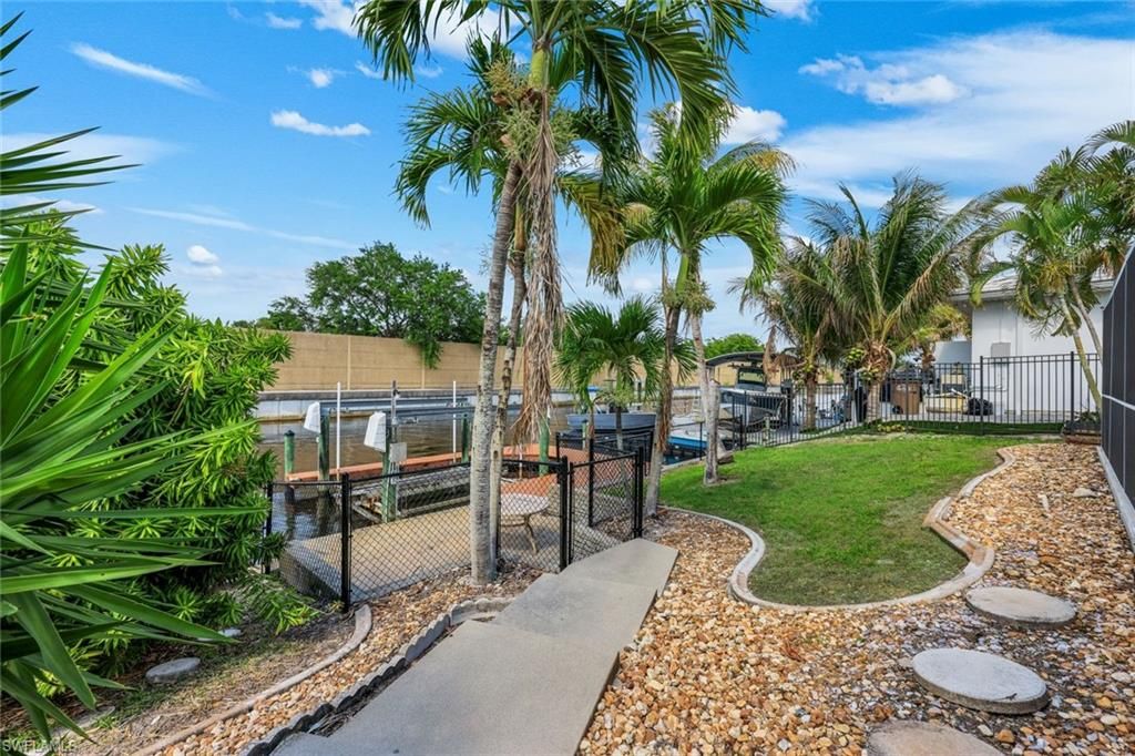 Image 3 of property listing at 2513 Everest PKWY, Cape Coral, FL 33904