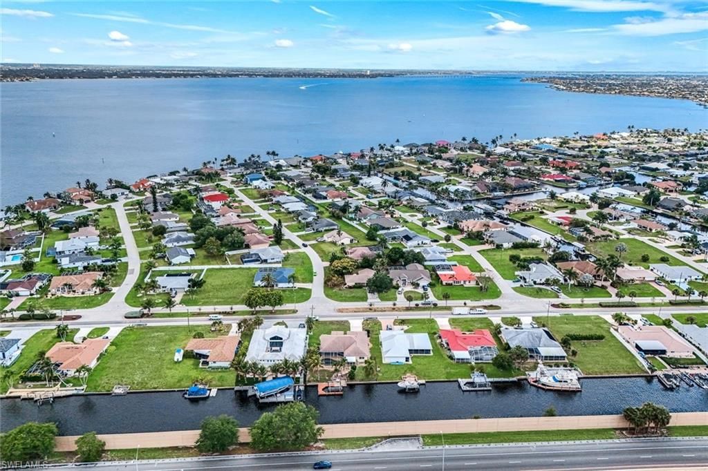 Image 4 of property listing at 2513 Everest PKWY, Cape Coral, FL 33904