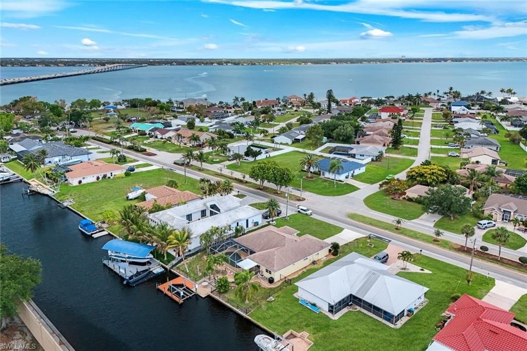 Image 5 of property listing at 2513 Everest PKWY, Cape Coral, FL 33904