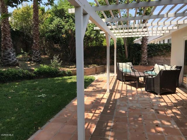 41 Oakleaf Avenue, Oak Park, CA 91377