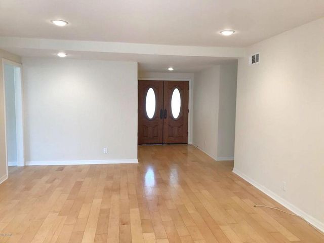 41 Oakleaf Avenue, Oak Park, CA 91377